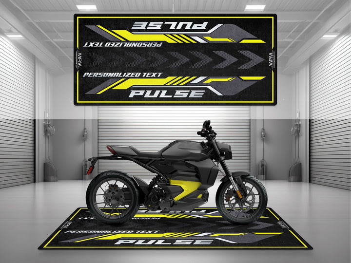Can-Am Pulse için kişiye özel pit matı tasarımı; siyah-sarı uyumlu modern çizgilerle tamamlandı
Yarış pisti alanı veya motosiklet sergileme alanı için mükemmel bir teşhir halısı alternatifi.