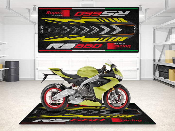 Aprilia RS 660 için üretilmiş motosiklet halısı. Park paspası, garaj halısı ve pist hazırlığında zemin koruyucu olarak kullanılır.