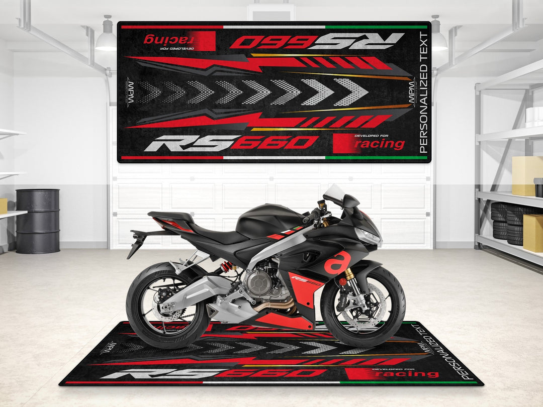 RS 660 Racing Black için kişiselleştirilmiş pit matı. Aksesuar düzeni, sürücü ihtiyaçları ve motorcu hediye seçimi için uygundur.