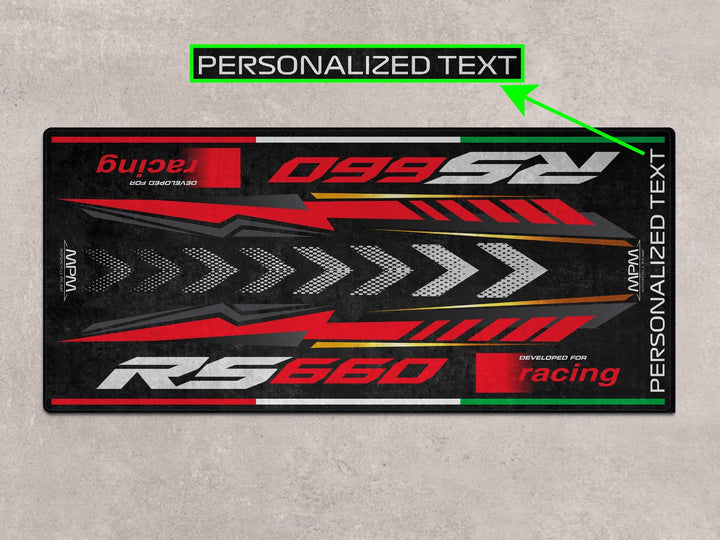 Aprilia RS 660'a özel kişisel pit halısı. Pist alanı, superbike garajı ve sürüş ekipmanlarıyla mükemmel uyum sağlar.