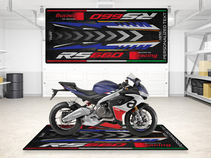 RS 660 Tribute'a özel kişiselleştirilmiş paspas. Sürüş ekipmanları, aksesuar düzeni ve motorcu hediye fikirleri için idealdir.