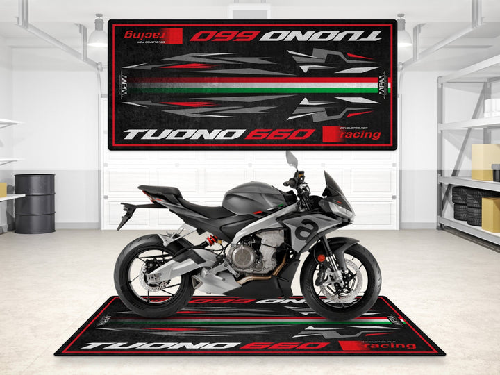 Tuono 660 Rush Grey için üretilmiş motosiklet halısı. Garaj halısı ve zemin koruyucu mat olarak işlevsel.