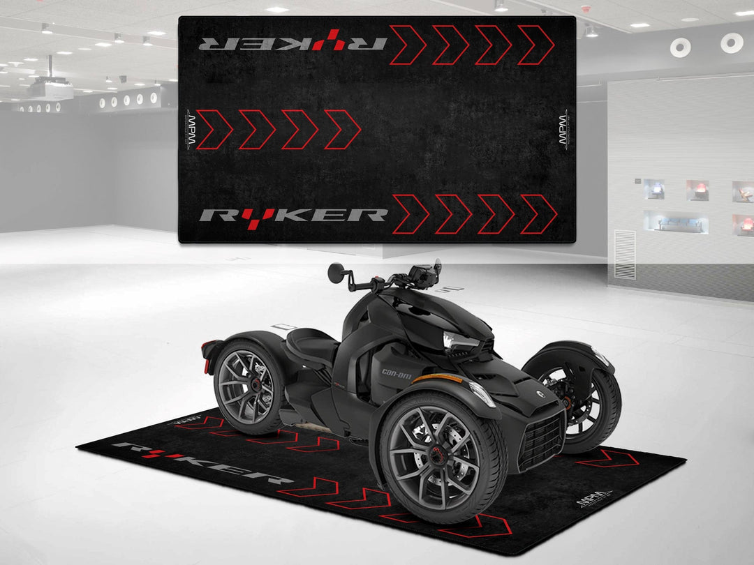 Can-Am Ryker Black – siyah için üretilmiş motosiklet halısı  
Motosiklet park halısı olarak garaj alanı ve showroom teşhirlerinde estetik görünüm sunar.