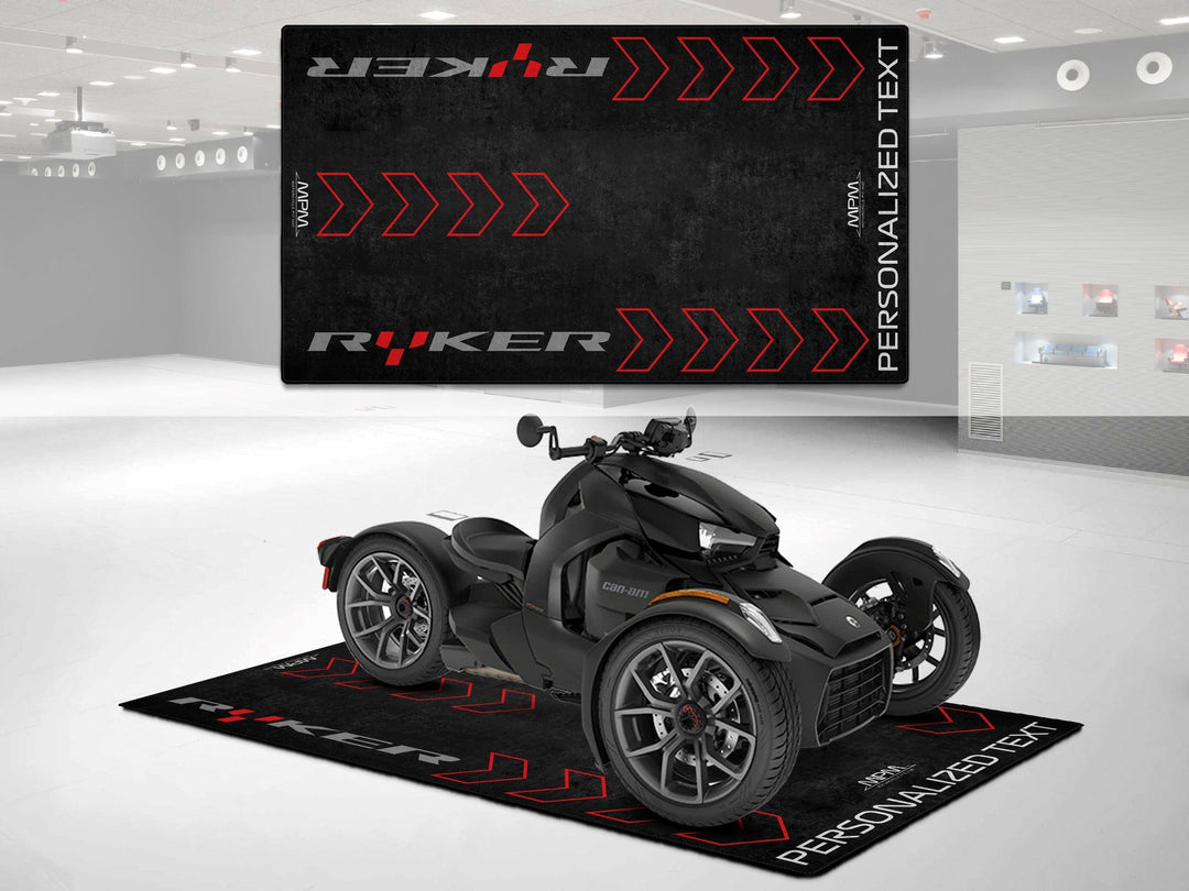 Can-Am Ryker için kişiye özel pit matı; pist alanı ve motosiklet teşhiri için tasarlandı  
Superbike garajı veya showroom halısı olarak kullanıma uygundur.
