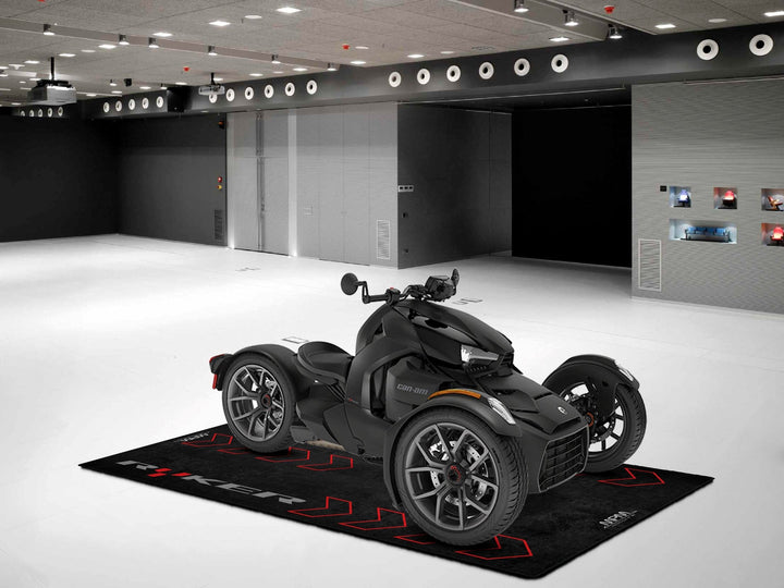 Can-Am Ryker kullanıcıları için üretilmiş özel tasarım mat  
Garaj halısı, showroom teşhiri veya sürüş ekipmanlarıyla birlikte kullanılabilecek dekoratif paspas.