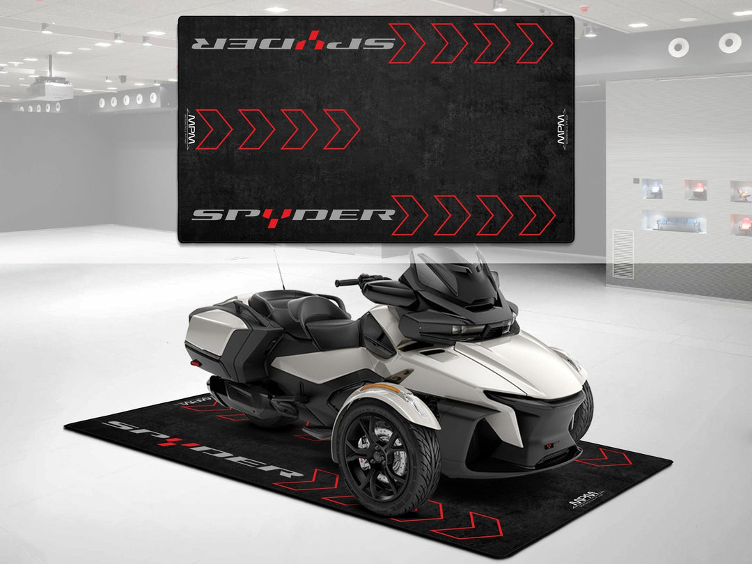 Can-Am Spyder Black-Silver – siyah gümüş için üretilmiş motosiklet halısı  
Garaj halısı ve motosiklet park halısı olarak hem dekoratif hem işlevsel zemin koruyucu.