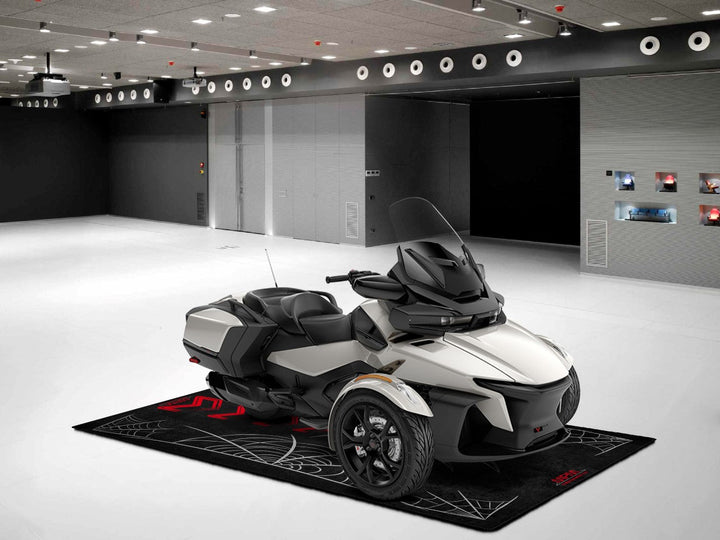 Can-Am Spyder sahipleri için tasarlanmış özel motosiklet park halısı
Superbike garajı, showroom ve yarış pisti alanlarında kullanılabilecek şık bir pit matı.
