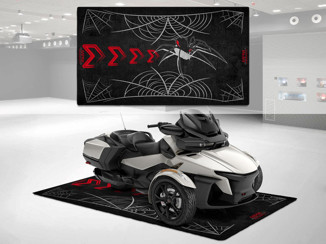Can-Am Spyder Black-Silver – siyah gümüş için üretilmiş motosiklet halısı
Garaj halısı olarak kullanılan bu zemin koruyucu, motosiklet park alanında şıklık sunar.