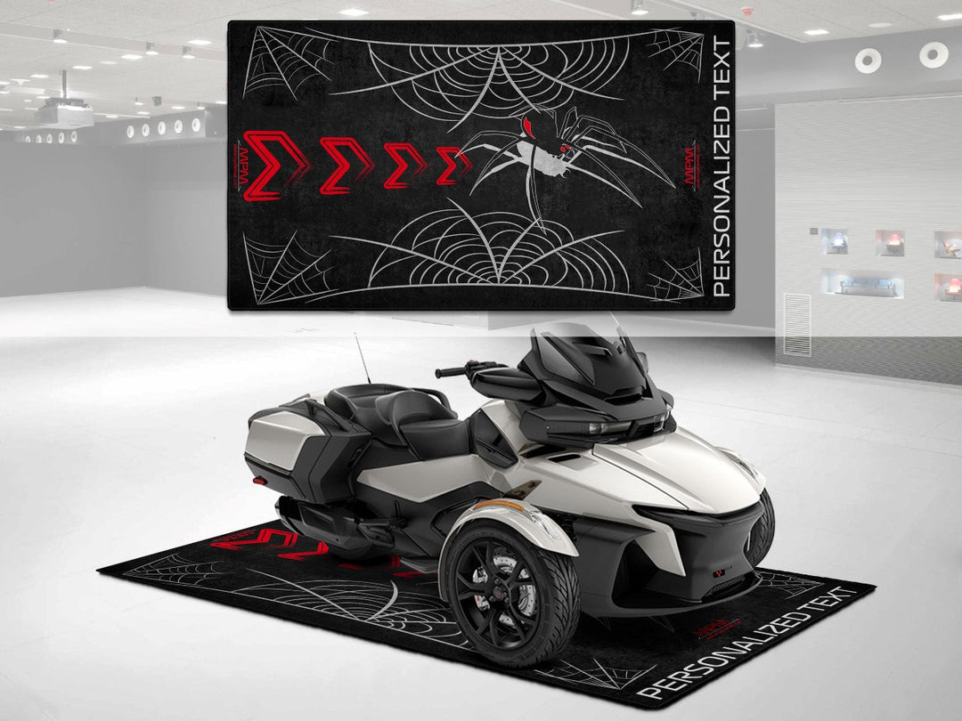 Can-Am Spyder üç tekerli touring motosiklet için kişiye özel pit matı
Motosiklet sergileme, pist hazırlığı ve bike alanı düzenlemeleri için ideal bir teşhir halısı.