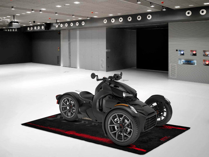 Can-Am Ryker kullanıcıları için üretilmiş siyah temalı motosiklet halısı
Bike alanı, showroom ya da aksesuar teşhiri için tercih edilen dekoratif zemin örtüsü.
