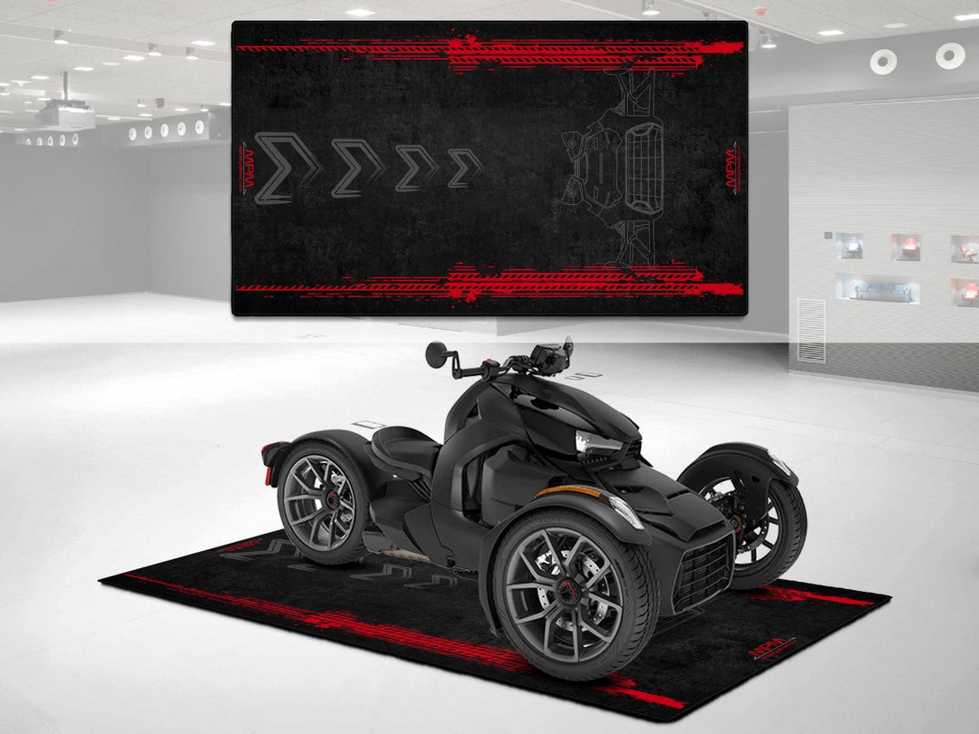 Can-Am Ryker Black – siyah için üretilmiş motosiklet halısı
Garaj halısı olarak kullanılan bu zemin koruyucu, motosiklet park alanlarında şıklık sunar.