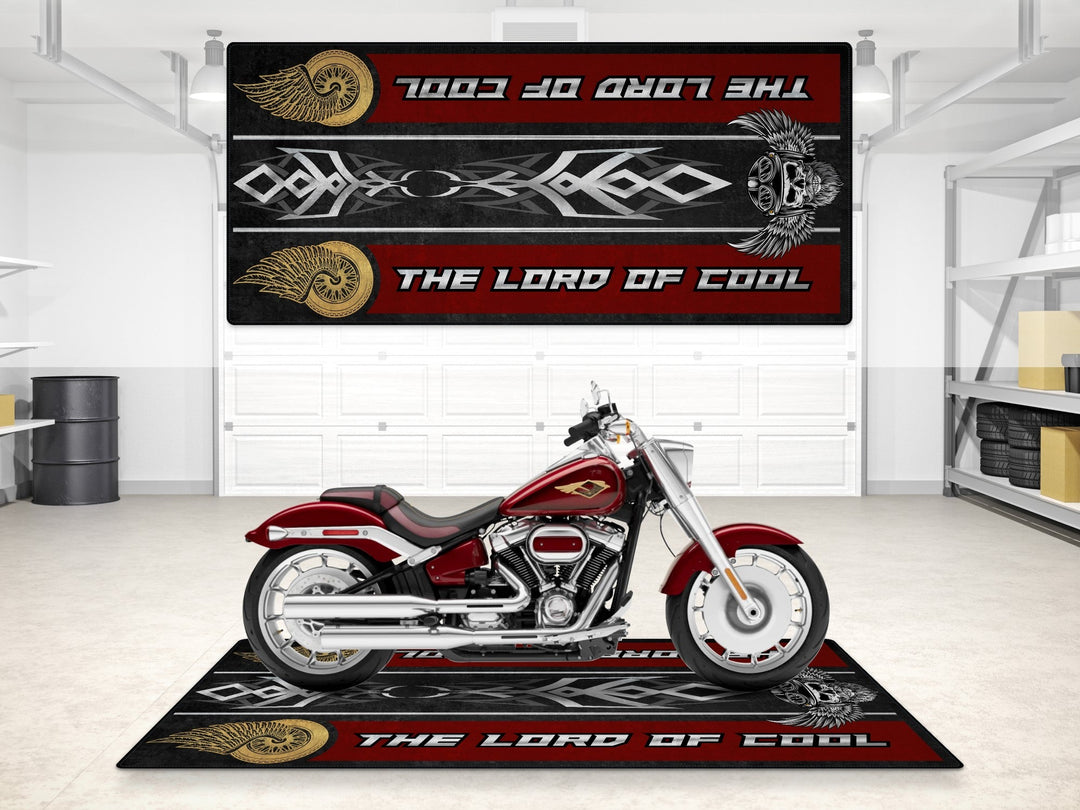Harley Davidson Fat Boy Halısı Heirloom Red Fade – koyu kırmızı geçişli için üretilmiş motosiklet halısı
