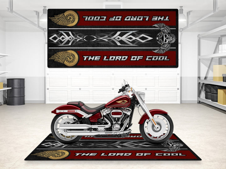 Harley Davidson Fat Boy Halısı Heirloom Red Fade – koyu kırmızı geçişli için üretilmiş motosiklet halısı
