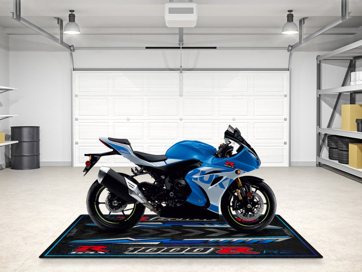 Suzuki GSX-R1000R motosiklet halısı, pist hazırlığı ve garaj zemin koruması için ideal çözüm
