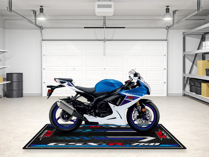 Suzuki GSX-R750 motosiklet matı, pist hazırlığı ve garaj zemin koruması için şık çözüm
