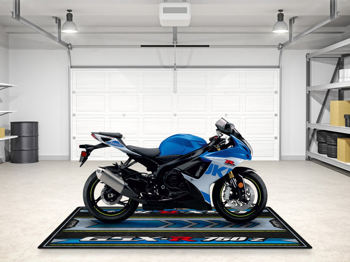 Suzuki GSX-R750 motosiklet matı, superbike garajı ve yarış hazırlığı için şık zemin halısı
