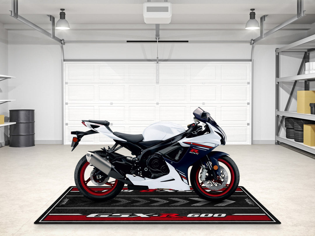Suzuki GSX-R600 motosiklet matı, showroom ve yarış hazırlığı için zemin koruyucu

