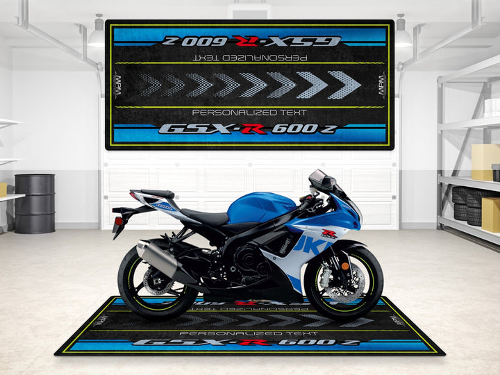 Kişiselleştirilmiş Suzuki GSX-R600 pit matı, showroom halısı ve yarış hazırlığı için
