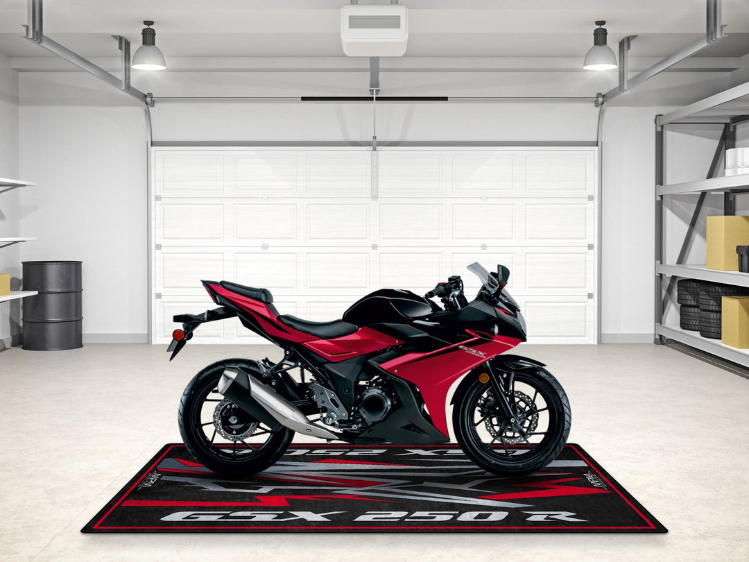 Suzuki GSX-250R motosiklet matı, pist alanı ve sport bike garajı için şık teşhir halısı
