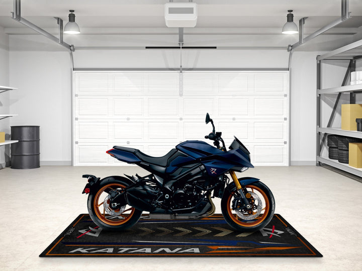 Suzuki Katana motosiklet matı, pist alanı ve street bike garajı için şık teşhir halısı

