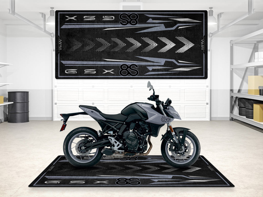Suzuki GSX-8S Halısı – motosiklet paspası olarak garaj ve park alanı için üretildi
