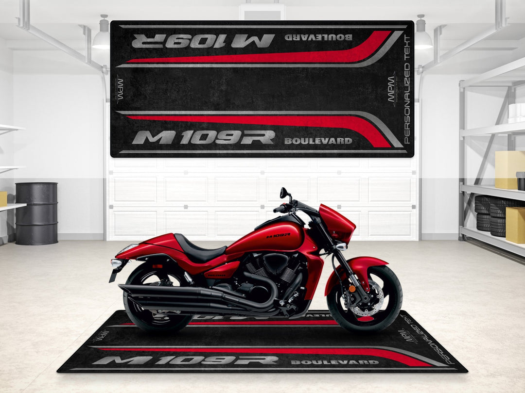 Kişiselleştirilmiş Suzuki Boulevard M109R pit matı, showroom halısı ve yarış hazırlığı için
