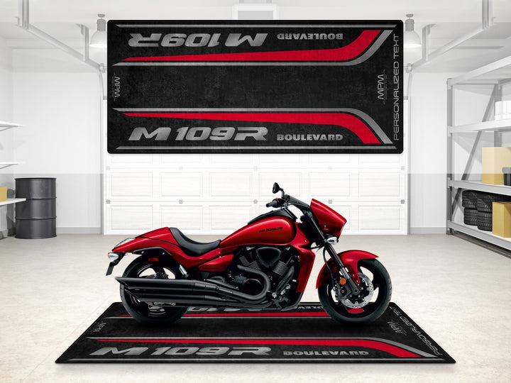 Kişiselleştirilmiş Suzuki Boulevard M109R pit matı, showroom halısı ve yarış hazırlığı için
