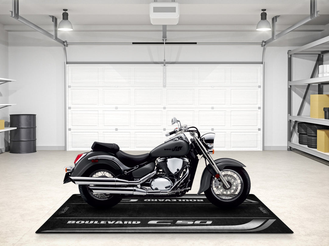 Suzuki Boulevard C50 motosiklet matı, pist alanı ve cruiser garajı için şık teşhir halısı
