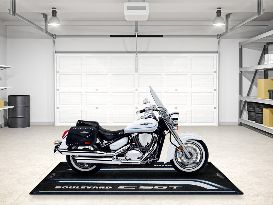 Suzuki Boulevard C50T motosiklet matı, pist alanı ve cruiser garajı için şık teşhir halısı
