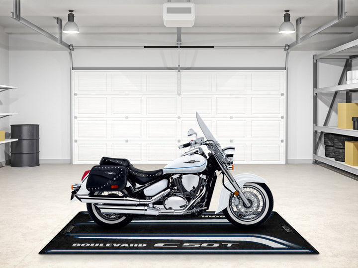 Suzuki Boulevard C50T motosiklet matı, pist alanı ve cruiser garajı için şık teşhir halısı
