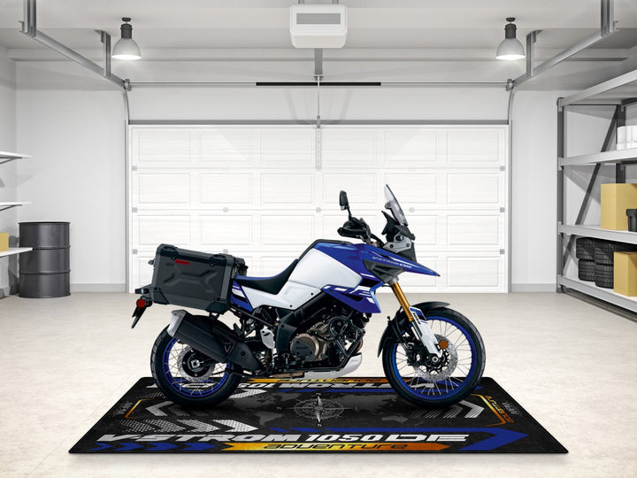 Suzuki V-Strom 1050 DE Adventure motosiklet matı, pist alanı ve adventure garajı için şık teşhir halısı
