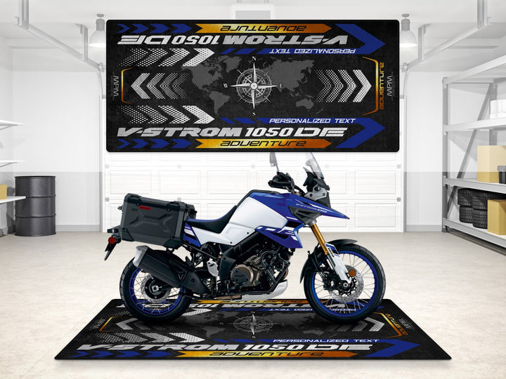 Kişiselleştirilmiş Suzuki V-Strom 1050 DE Adventure pit matı, showroom halısı ve yarış hazırlığı için
