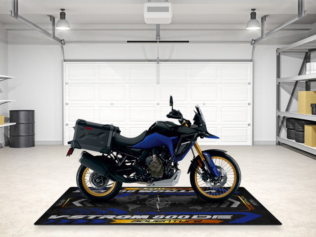 Suzuki V-Strom 800 DE Adventure motosiklet matı, pist alanı ve adventure garajı için şık teşhir halısı
