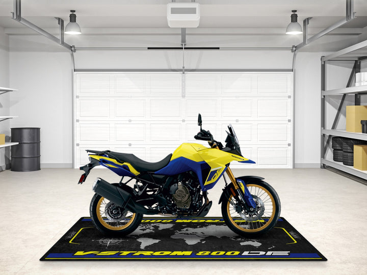 Suzuki V-Strom 800 DE motosiklet matı, pist alanı ve adventure garajı için şık teşhir halısı
