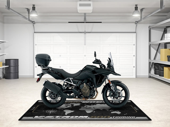 Suzuki V-Strom 800 Touring motosiklet matı, pist alanı ve adventure garajı için şık teşhir halısı
