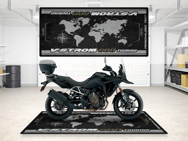 Kişiselleştirilmiş Suzuki V-Strom 800 Touring pit matı, showroom halısı ve yarış hazırlığı için
