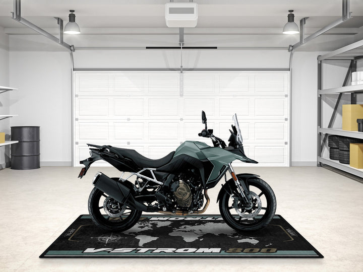 Suzuki V-Strom 800 motosiklet matı, pist alanı ve adventure garajı için şık teşhir halısı
