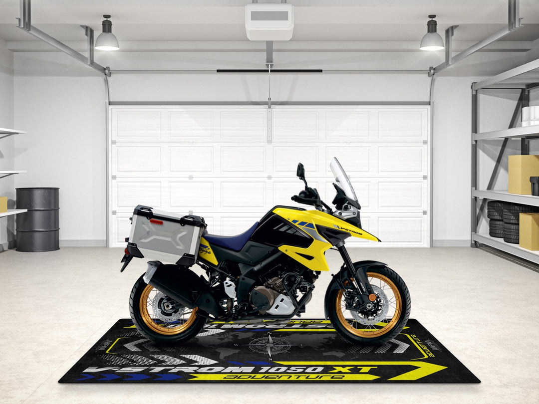 Suzuki V-Strom 1050 XT Adventure motosiklet matı, pist alanı ve adventure garajı için şık teşhir halısı
