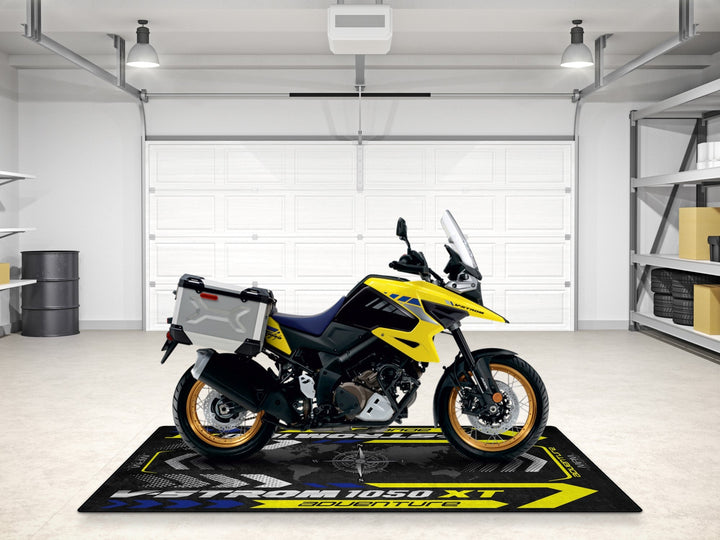 Suzuki V-Strom 1050 XT Adventure motosiklet matı, pist alanı ve adventure garajı için şık teşhir halısı
