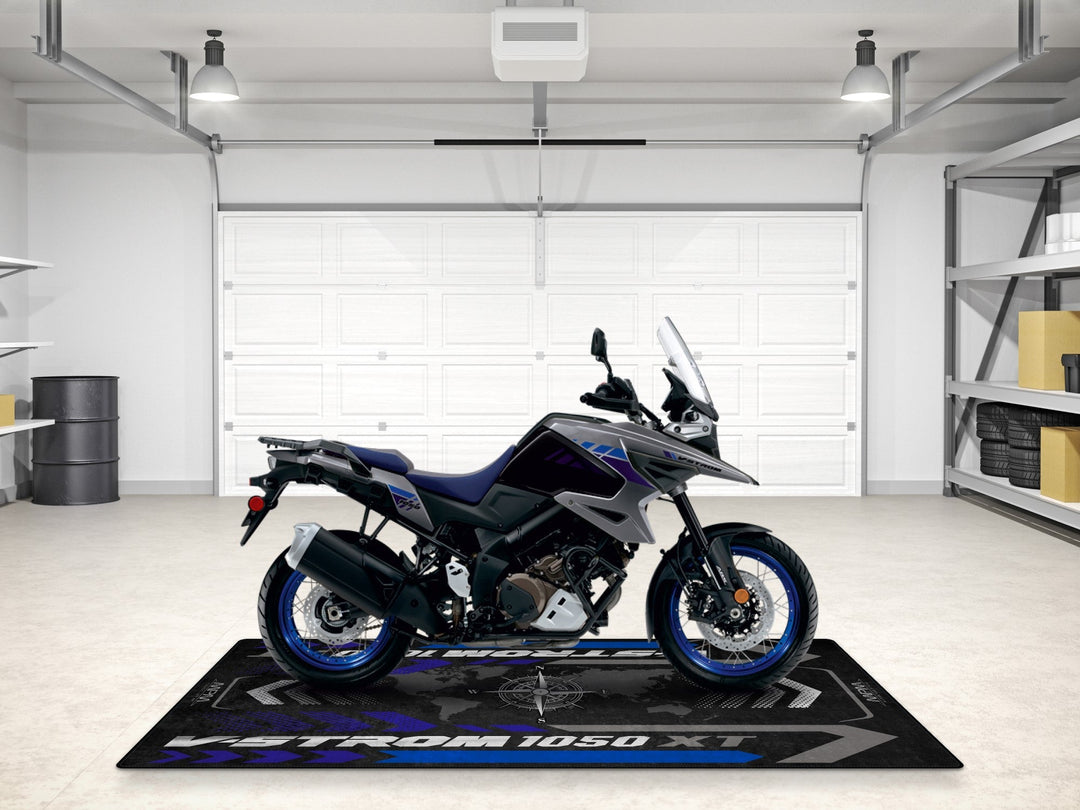 Suzuki V-Strom 1050 XT motosiklet matı, pist alanı ve adventure garajı için şık teşhir halısı
