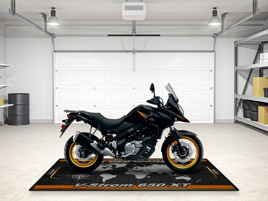 Suzuki V-Strom 650 XT motosiklet matı, pist alanı ve adventure garajı için şık teşhir halısı
