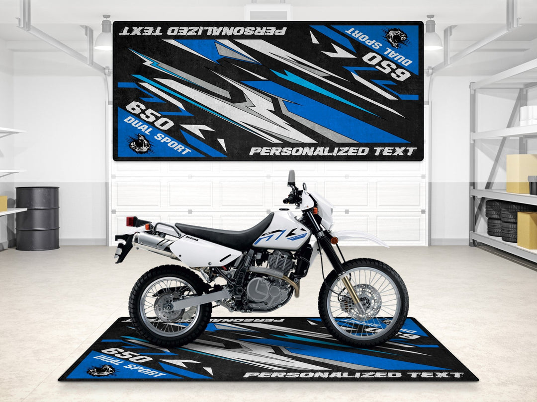 Kişiselleştirilmiş Suzuki DR650S pit matı, showroom halısı ve yarış hazırlığı için
