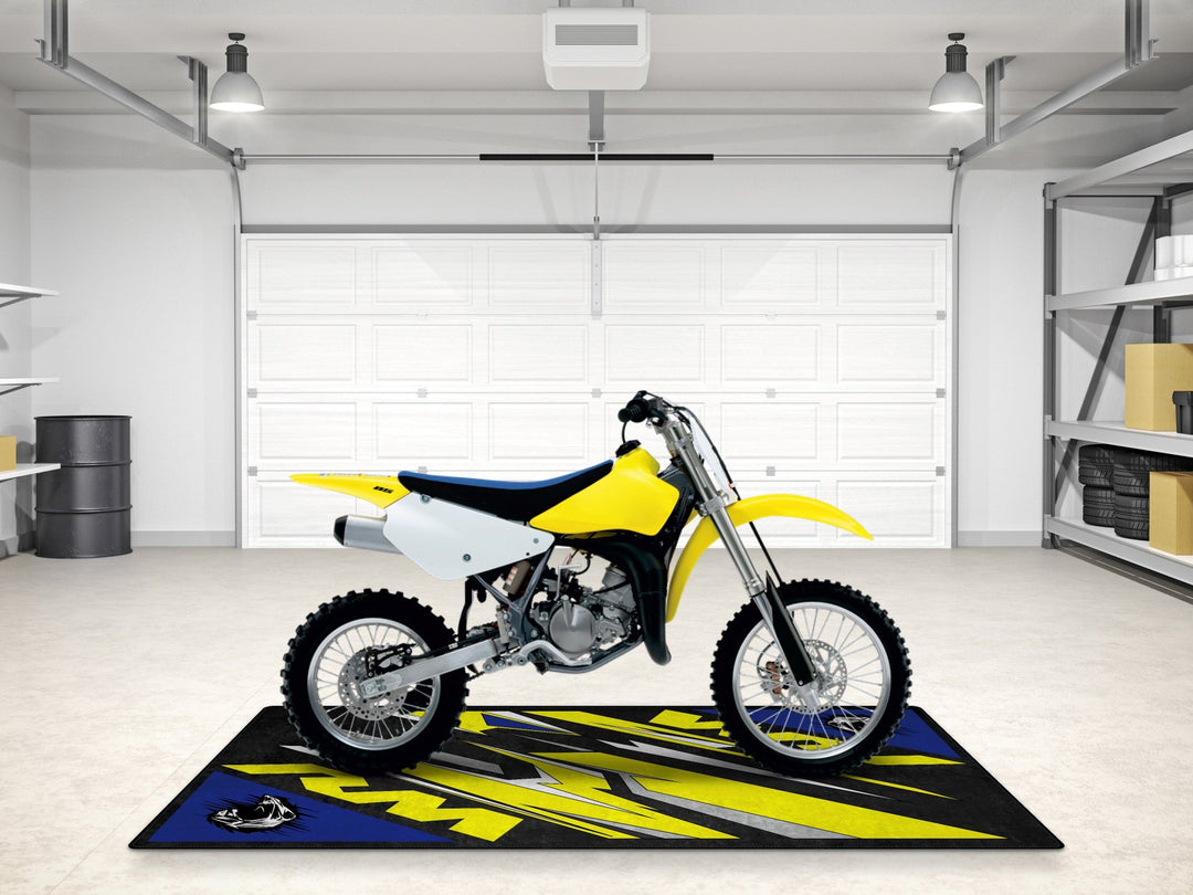 Suzuki RM motosiklet matı, pist alanı ve off-road garajı için şık teşhir halısı
