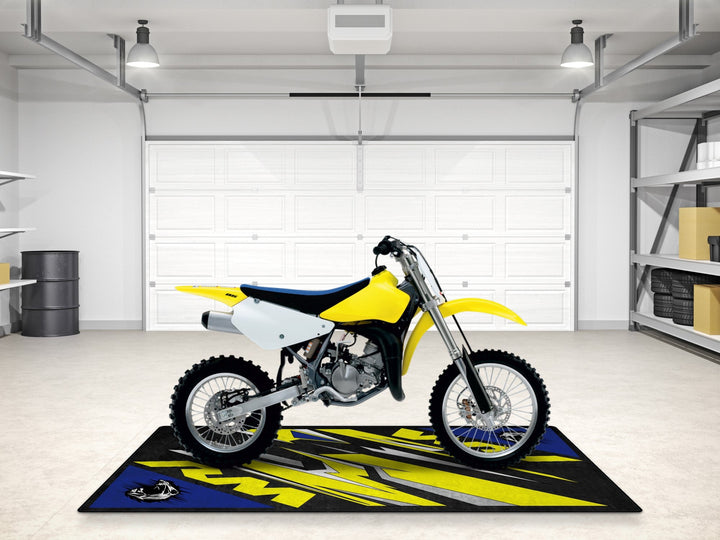 Suzuki RM motosiklet matı, pist alanı ve off-road garajı için şık teşhir halısı
