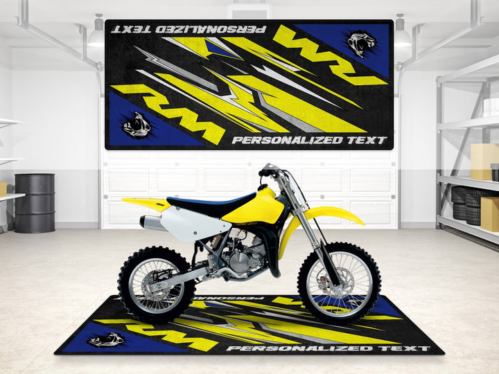 Kişiselleştirilmiş Suzuki RM pit matı, showroom halısı ve yarış hazırlığı için
