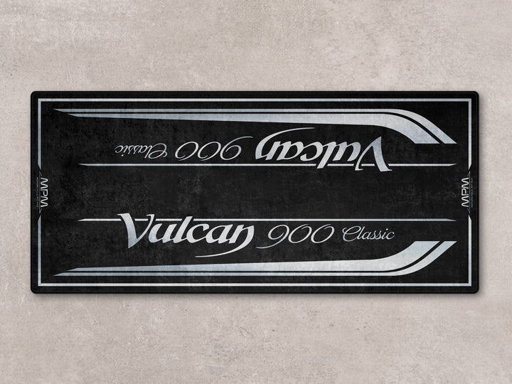 Vulcan 900 Classic motosiklet halısı – Pearl Robotic White şık garaj paspası ve pit mat
