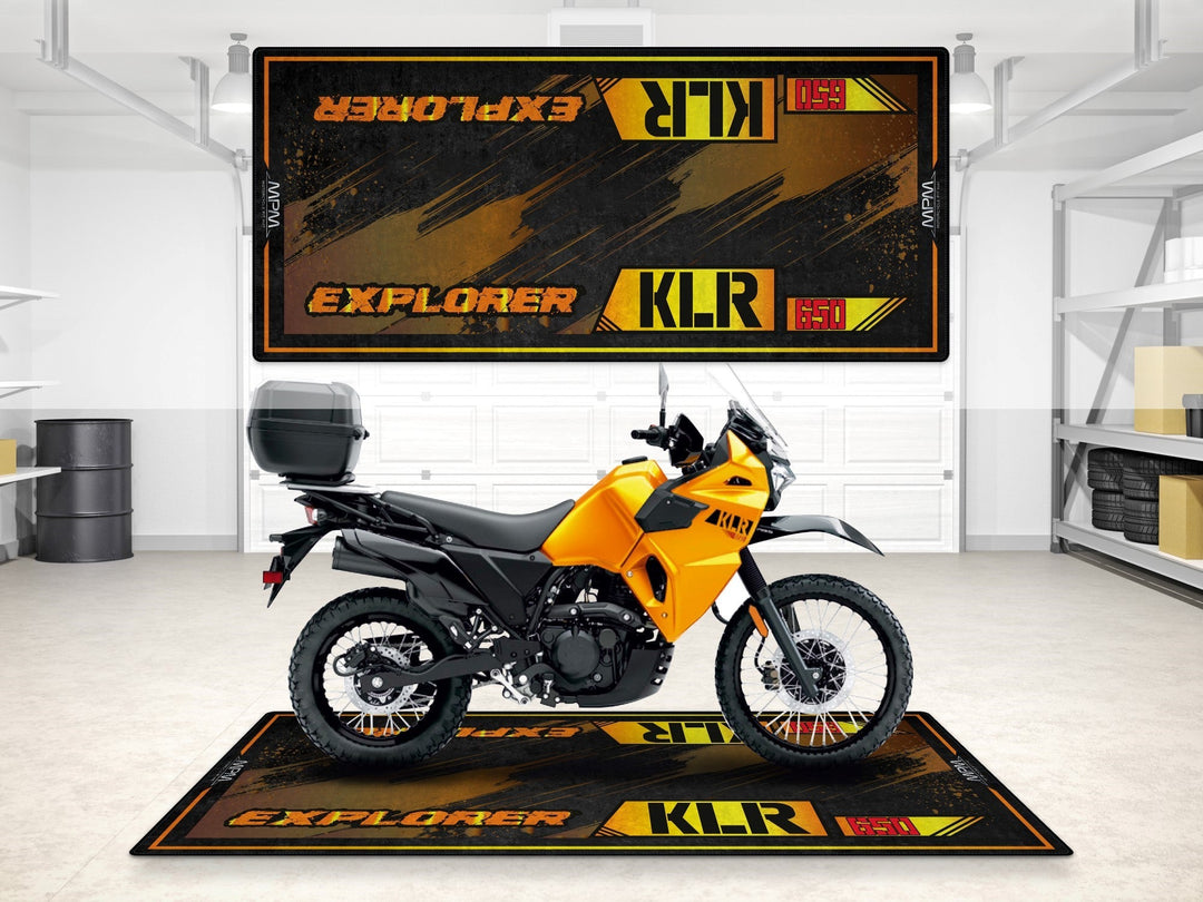 Kawasaki KLR 650 Halısı – sarı enduro motosiklet garaj paspası ve zemin koruma aksesuarı
