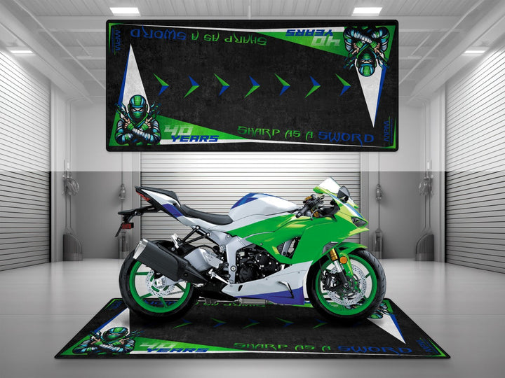 Kawasaki Ninja 40. Yıl Halısı – özel tasarım motosiklet garaj paspası, koleksiyonluk pit mat
