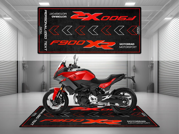 BMW F900XR Racing Red park halısı. Motorcuya hediye veya motosiklet teşhiri için showroom halısı olarak idealdir.
