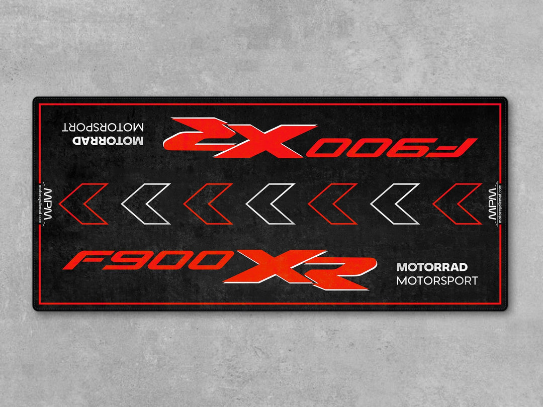 F900XR kırmızı modeli için tasarlanmış motosiklet paspası. Zemin koruyucu pit matı, park alanı ve garaj halısı olarak kullanılır.
